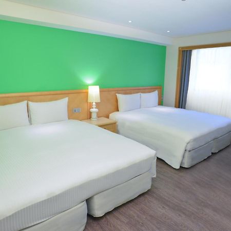 Green World Triple Beds Tchaj-pej Exteriér fotografie